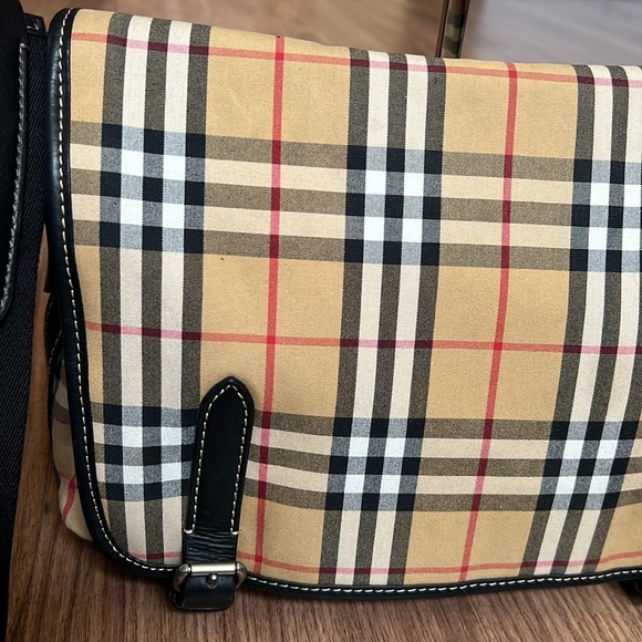 A212 - ๐ฏ % authentic Burberry messenger crossbody bag - Picture 4 of 16
